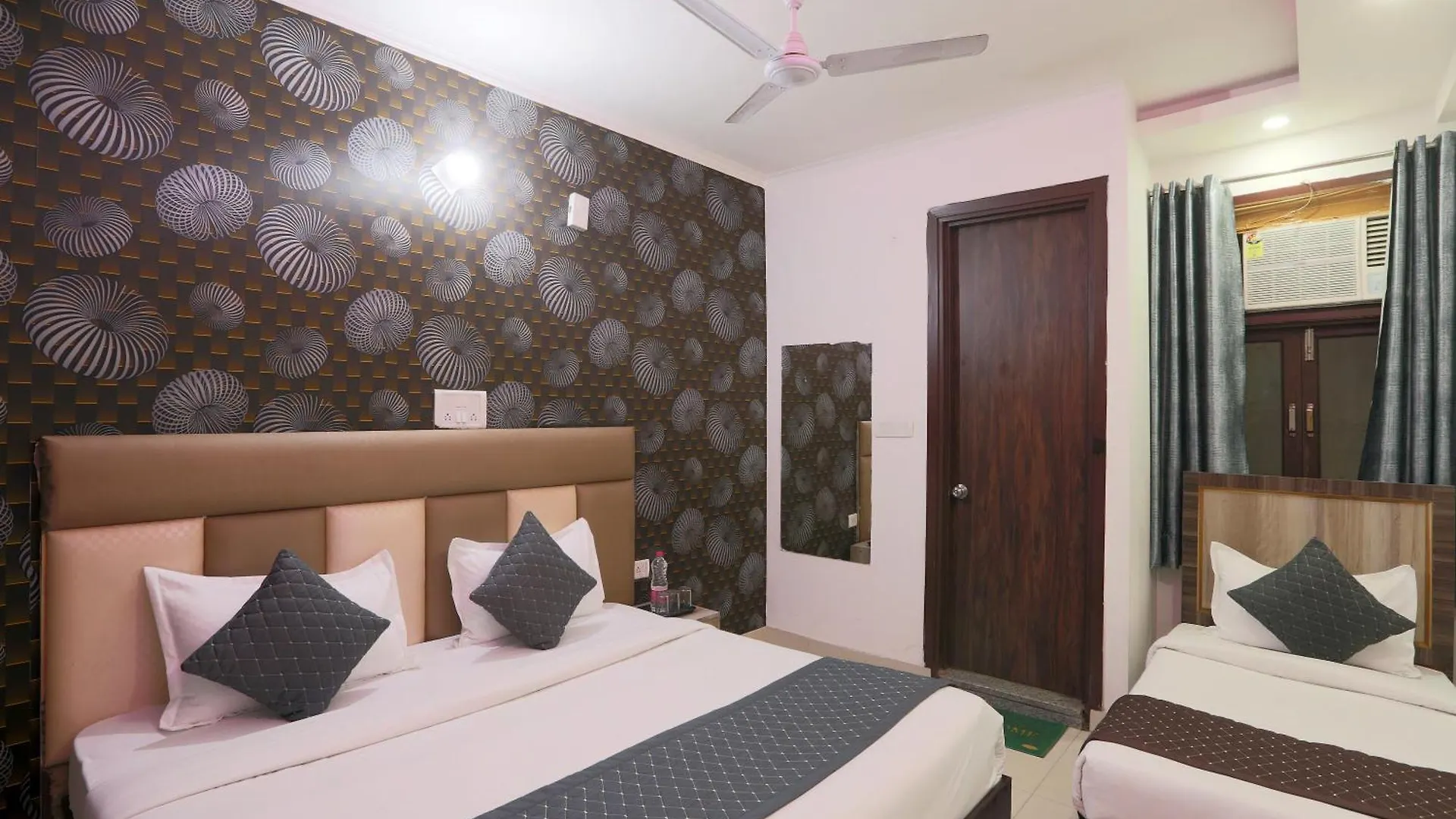 Roomsity Pride New Delhi Hotel