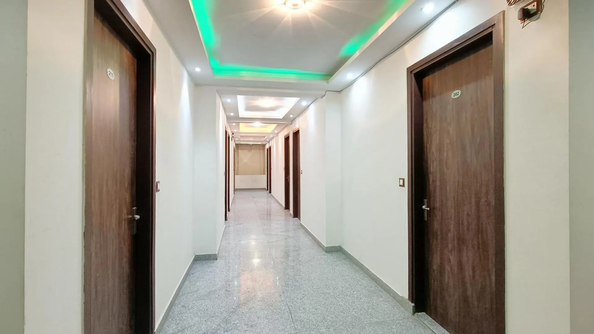 Roomsity Pride New Delhi Hotel
